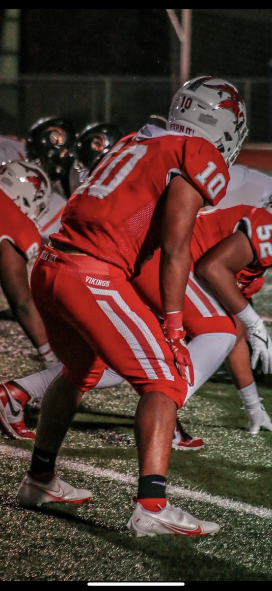 DCeasar10's tweet photo. After a long conversation with my family, I am glad to announce that I will be continuing my academic and football career at St. Ambrose University! #BringTheSting🐝 @MMcKay_SAU @FightingBeesFB @HFVikingFTBL https://t.co/GWYtfL9cPH