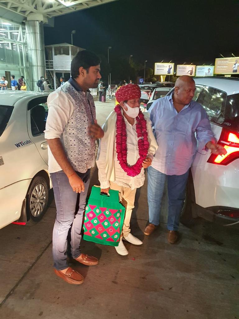 achyuta_samanta's tweet photo. Humbled and honoured to be welcomed to Rajasthan in their traditional style by Shri Anil Choudhury Ji, Secretary General, Volleyball Federation of India and Rajasthan Volleyball Association and other team members at Jaipur  International Airport. https://t.co/Pz2ZdUtkot