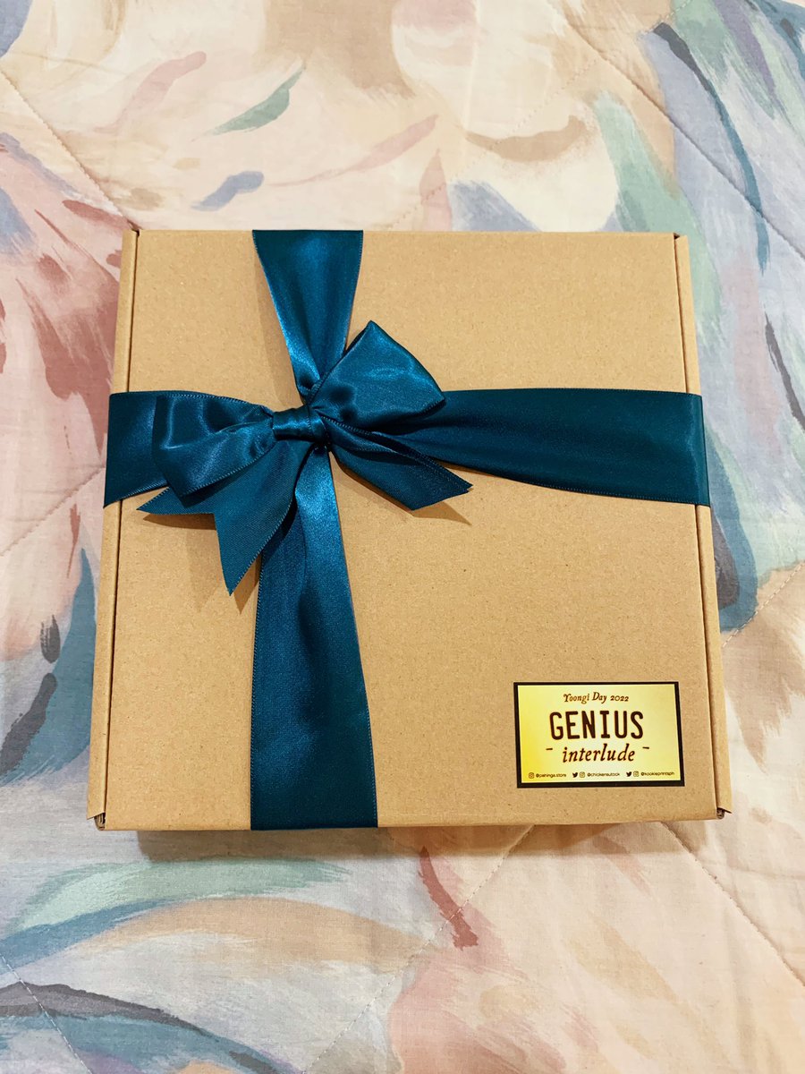 tatamicpls's tweet photo. the #GENIUSinterlude kit is ❤️‍🔥❤️‍🔥❤️‍🔥 once again, @chickensutock is the best and most thoughtful 🤧 thank you for making YOONGI DAY extra happy 😽🍊 https://t.co/1P02R6A9Gk