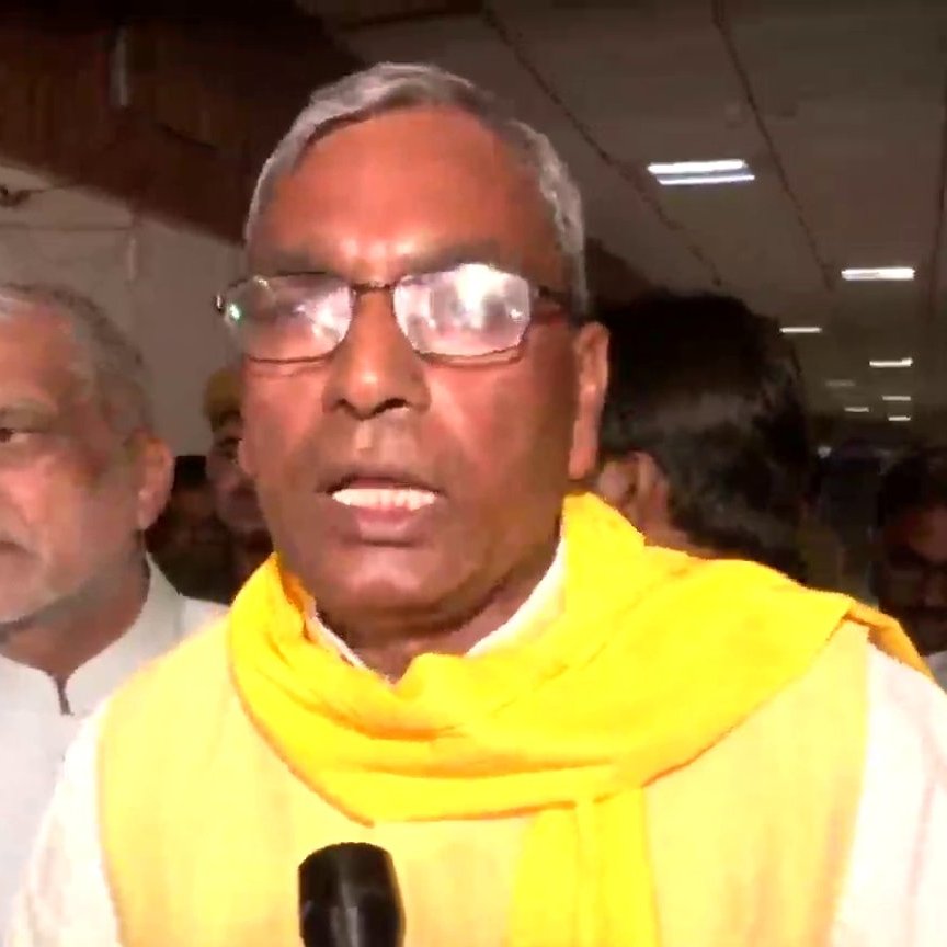 3 गाड़ियां EVM लेकर निकली है और ये बिना किसी को सूचित किए किया गया है। चुनाव आयोग की गाइडलाइन के मुताबिक उम्मीदवार को बिना बताए और बिना फोर्स के EVM को कहीं नहीं ले जाया जा सकता है। लेकिन उसे ढ़ककर ले जाया गया है: #OmPrakashRajbhar
#UPElections2022 <a href="/oprajbhar/">Om Prakash Rajbhar</a> #EVM