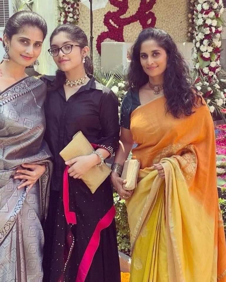 CinemaMagical's tweet photo. Fam time 😎😍😍

#ThalaFamily 
#ShaliniAjithkumar
#Shamili 
#Anoushka https://t.co/s1HMATORJz