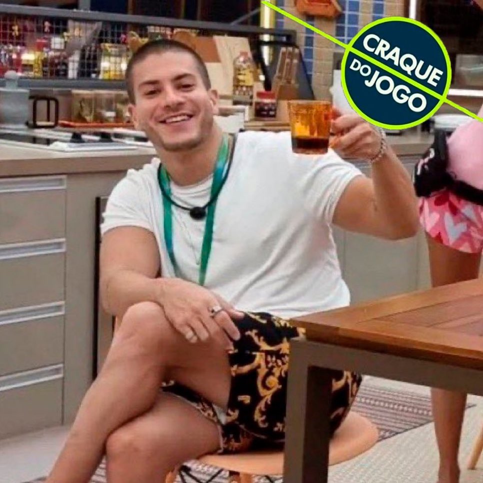 drewstante's tweet photo. ficou nítido o quanto esse cara aqui tem um respeito gigantesco pelo adversário. tratou a jade com respeito, pediu desculpas, e foi só comemorar quando ela saiu pela a porta. CAMPEÃO MORAL DESSA EDIÇÃO! #BBB22 https://t.co/YXxrONEfps