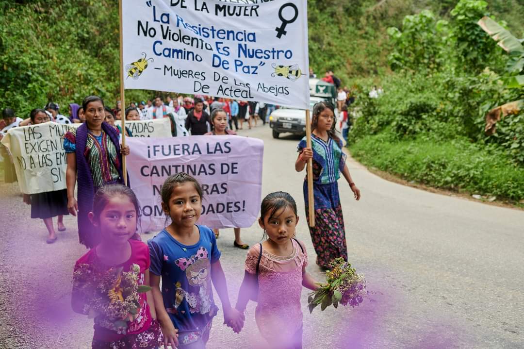 marisagtzlara's tweet photo. En México viven 6,146,479 mujeres indígenas, que no tienen cobertura en los medios, que no tienen fiscalias especializadas y carecen de intérpretes, que no son protegidas por las leyes por vivir bajo usos y costumbres que transgreden sus derechos, ¡¡existen porque resisten!! https://t.co/oSV1i2PUSV