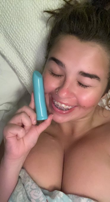 It&rsquo;s international women&rsquo;s day and no one but this vibrator has made me feel good so come watch me use<a href="/tag/emmyshay"class="tags"><span>#emmyshay</span></a>