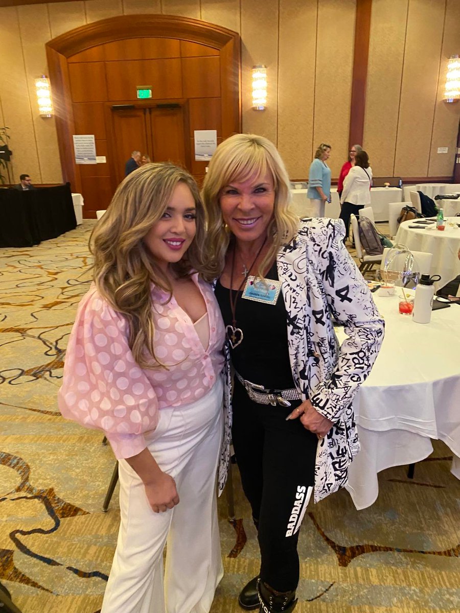 ImLaurenMPowers's tweet photo. Had so much fun and learned so much together with my eWomen Network Platinum sisters!
#LaurenMPowers #eWomenNetwork #eWomenNetworkPlatinumSisters #EmpoweredWomen https://t.co/OWOWhBkVZk