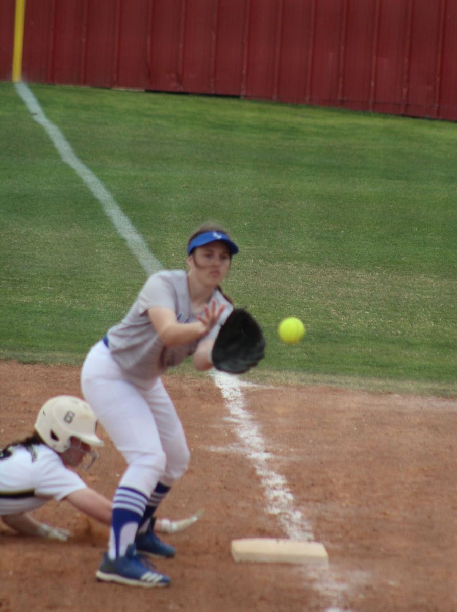 SoftballMaiden's tweet photo. This past weekend, the girls went on the road again. We battled some Central Texas teams in Waco and the Maidens learned they can compete with anyone, anywhere!
#onetribeoneteam
#northsidepride https://t.co/1vEadklpxZ