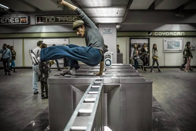 Rokoko91's tweet photo. Estoy seguro de que más personas salen del metro de las que pagan y entran su boleto.
No es queja jaja me pareció curiosa y divertida la idea 😄 https://t.co/FVVRy265iV