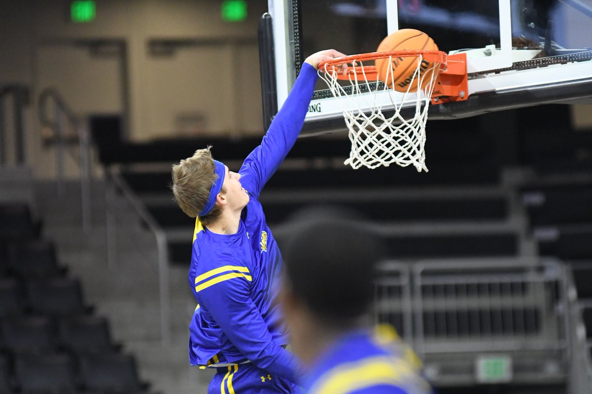 THE HEADBAND IS GOING TO THE DANCE! <a href="/playforhim3/">Baylor Scheierman</a> #FormerHuskyAlert