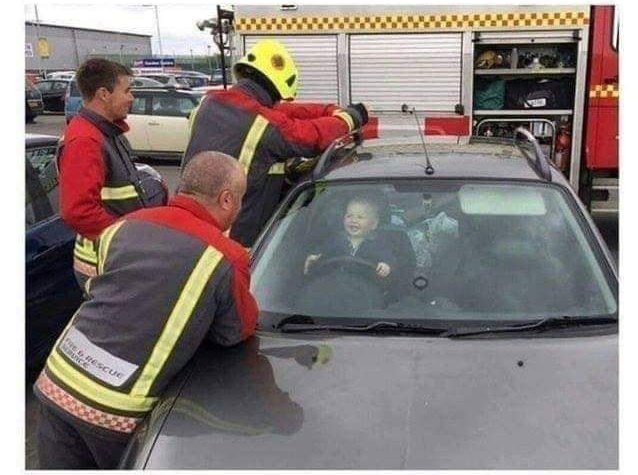 SavageMaveriick's tweet image. Lol this is the cutest scene ever😍
Toddler can't stop laughing after locking himself in the car while firefighters try to rescue him. 📍❤