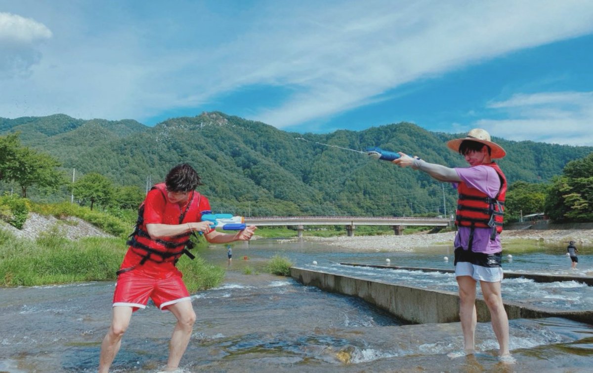 Vvillaintidote's tweet photo. n.feeding                            n. fishing
n.fighting                            n.flying https://t.co/KsS6PNAHCw