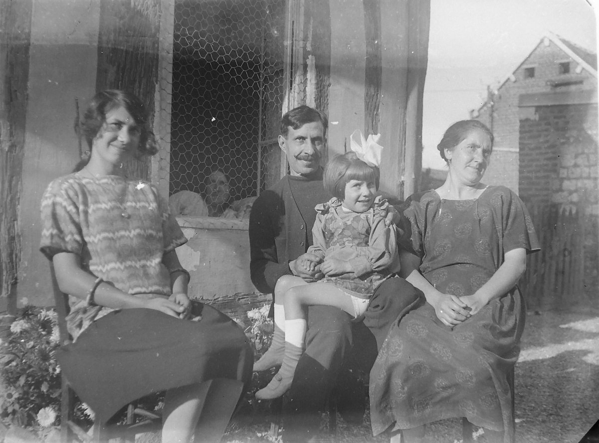 germainebertin's tweet photo. #Genealogie7Photos La photo mystère : une famille prise en photo par Germaine. Aucune indication de lieu ni de date... A la fenêtre, une personne alitée... https://t.co/2SysVqYbxh https://t.co/0gCNzaA94G