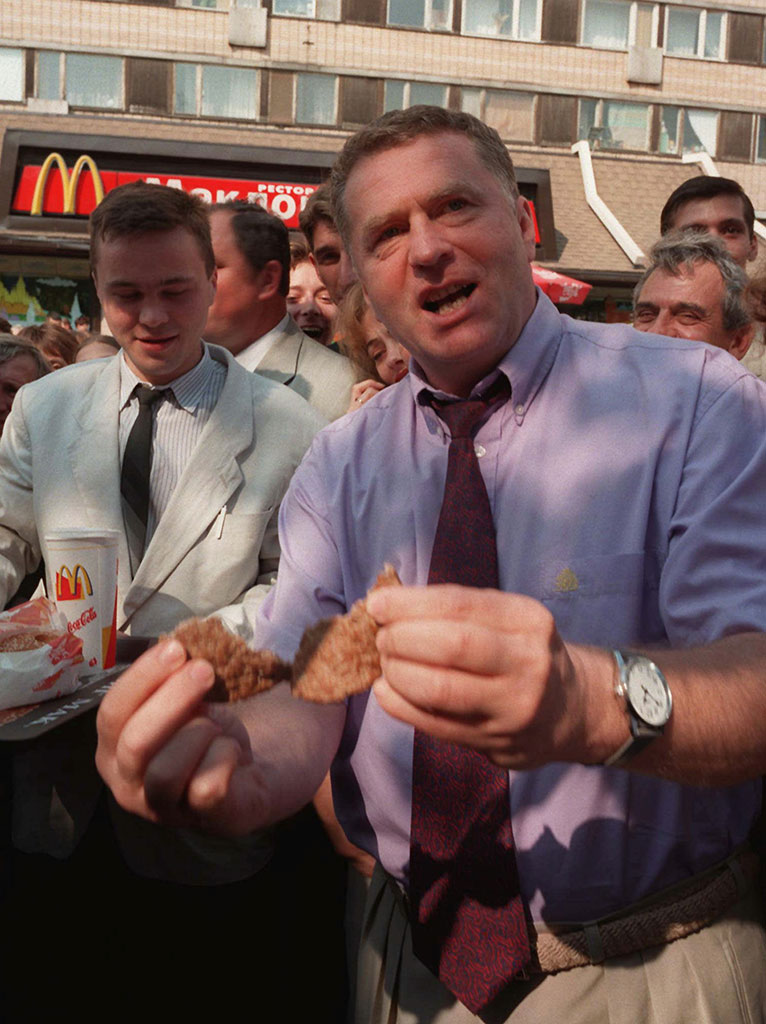 Очереди в макдональдс в 90-е на пушкинской. Открытие макдональдса на пушкинской 1990. Макдональдс в 1990 году в москве. Очередь в макдональдс 1990 на пушкинской. В каком году открылся 1 макдональдс.