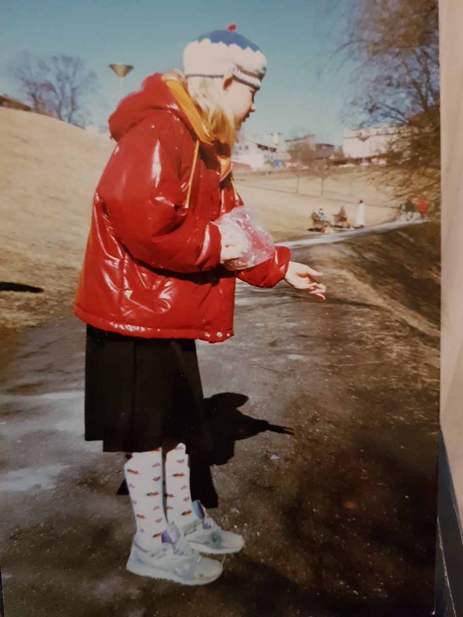 Doramusicana's tweet image. Me back in the 90s, feeding ducks by the river 💕🦆 always been a fashionista and always been an animal lover 👒 #meinanutshell #memories #youngme #ducks #dorastyle