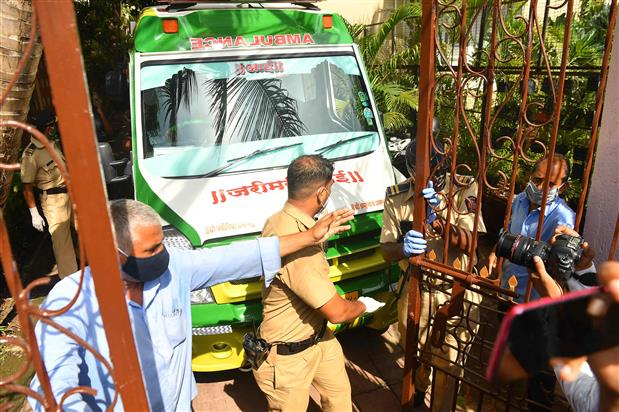 Justice4SSR_'s tweet photo. - 2-3 ambulances for "1 body" ?

CBI Stop Dragging SSR Case https://t.co/bQlQZYWRg6