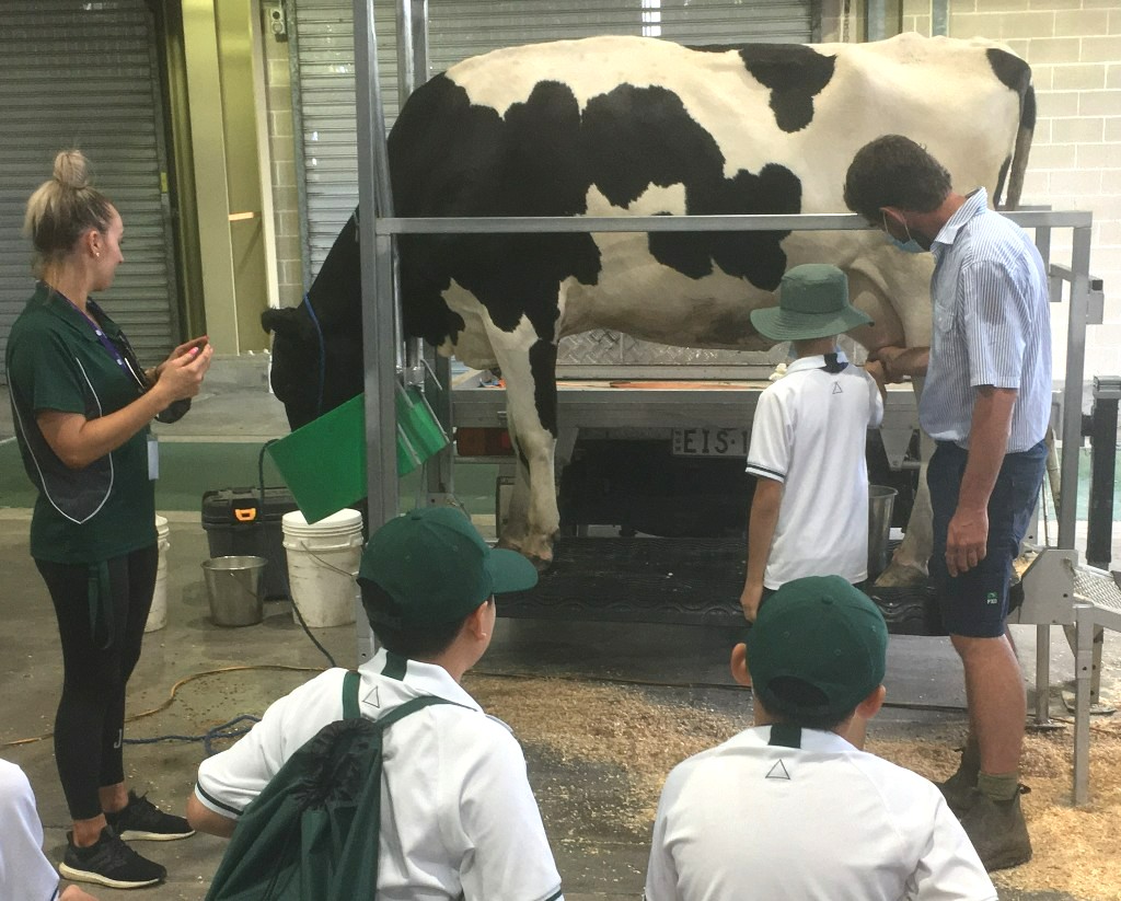 DAFFgov's tweet photo. Watch as students get up close to farm animals & technology in agriculture, developing an appreciation for where food & fibre comes from in the Farm Days #education program, funded by @RAS_NSW & @AusLandcareย #NationalLandcareProgram ๐ผhttps://t.co/KPs3b0MStd https://t.co/pFc0arEav4