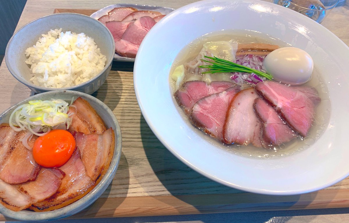昼麺 琥珀 雑色 特製中華蕎麦 Lt 塩 Gt 肉増し 吊るし焼きバラチャ丼 ライス 一週間ぶりの琥珀さんへ 本日は塩に しじみ の出汁がたっぷり出てて今日もむっちゃ美味かったです 気付けば汁完 チャーシューも柔らかくて最高です バラチャ丼は濃厚な黄身とお肉が絶品
