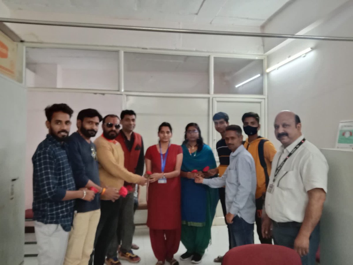 nrmubau's tweet photo. 8/3/2022 को अंतराष्ट्रीय महिला दिवस के उपलक्ष्य में @nrmubau शाखा द्वारा महिला दिवस मनाया गया। इसमें कार्यरत सभी महिला कर्मचारियों एवं रेल कर्मचारियों के परिवार की सभी महिलाओं का स्वागत एवं सन्मानित किया गया।
@venupnair_nrmu 
@PKaapde 
@Shakeel51560846 
@MehtaVpmehta67 
🚩🔴🚩🔴 https://t.co/r1mxMfx6jA