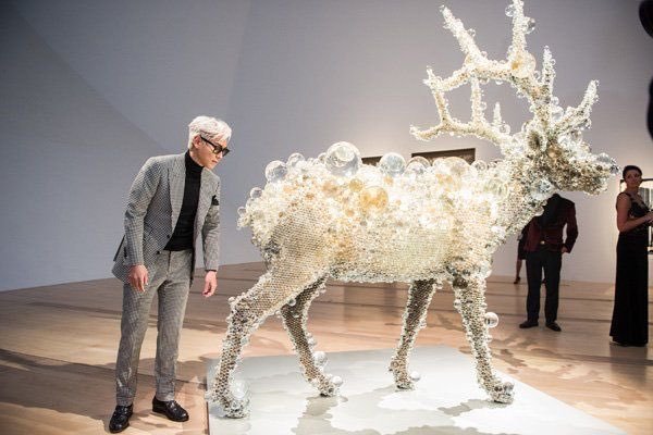 TABISBROWSCAR's tweet image. "..another project with Nawa: Choi’s new wine label. The label of the wine would be an artwork by Kohei Nawa, he adds."

Throwing back a lil bit, Kohei Nawa was the artist of PixCell Deer Sculpture that T.O.P owns one and it was also shown in BIGBANG's Bae Bae MV😍 #TOPISBACK