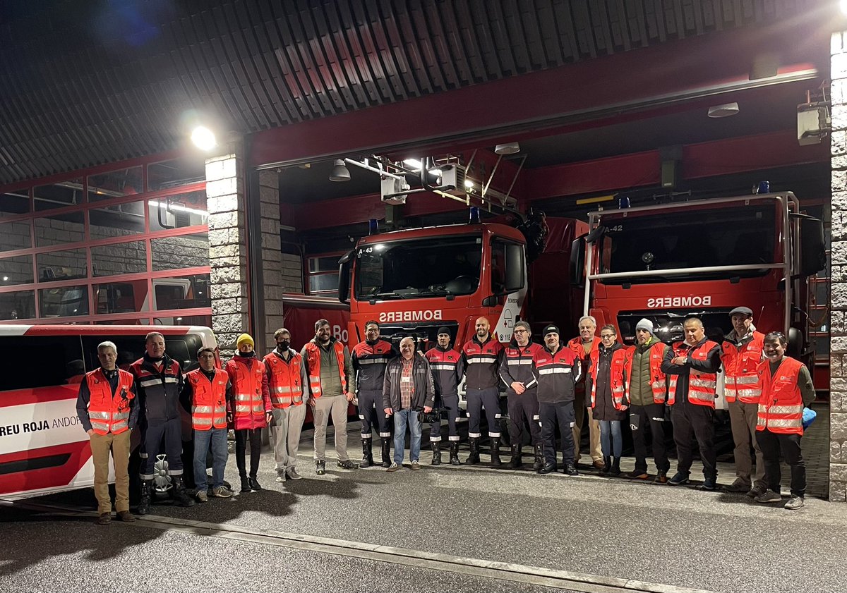 BombersAndorra's tweet photo. Iniciem la ruta fins a Polònia, a la frontera amb Ucraïna en el marc del comboi per portar ajuda humanitària, organitzat per @creuroja 
Bon viatge i moltes gràcies  voluntaries/ris!
#Ucrania https://t.co/fMAIyeLIRe