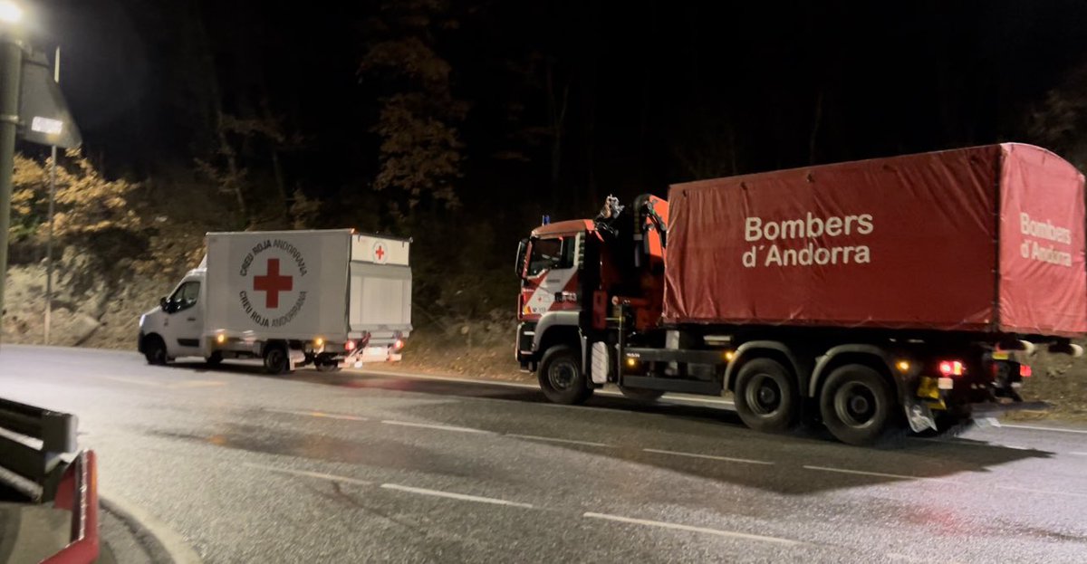 BombersAndorra's tweet photo. Iniciem la ruta fins a Polònia, a la frontera amb Ucraïna en el marc del comboi per portar ajuda humanitària, organitzat per @creuroja 
Bon viatge i moltes gràcies  voluntaries/ris!
#Ucrania https://t.co/fMAIyeLIRe