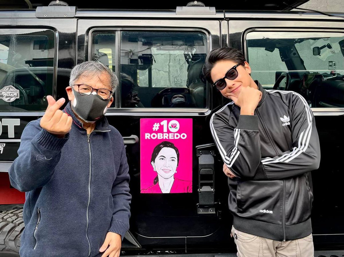 JervisManahan's tweet photo. LOOK: Kapamilya star Daniel Padilla and director Mandy Reyes pose for a photo with a campaign poster of presidential candidate VP @lenirobredo.

Padilla has been supportive of Robredo, unlike his mother Karla Estrada who supported Bongbong Marcos.

(📷: Mandy Reyes)
@ABSCBNNews https://t.co/8qLrcW5nyF