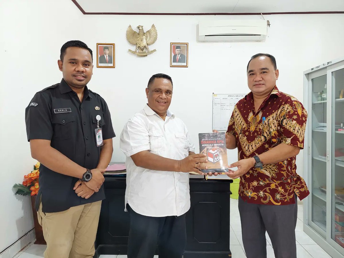 JdihKpuNtt's tweet photo. Haiii #temanjdih 
Hari ini Ketua Divisi Hukum dan Pengawasan KPU Provinsi NTT menyerahkan buku kepada Fakultas Ilmu Sosial dan Ilmu Politik dan Fakultas Hukum Universitas Nusa Cendana Kupang.
Selengkapnya di https://t.co/hnyHuj9Cur
#KPUMelayani 
#KPUNTT 
#jdihkpuprovntt https://t.co/02TyjEvclF