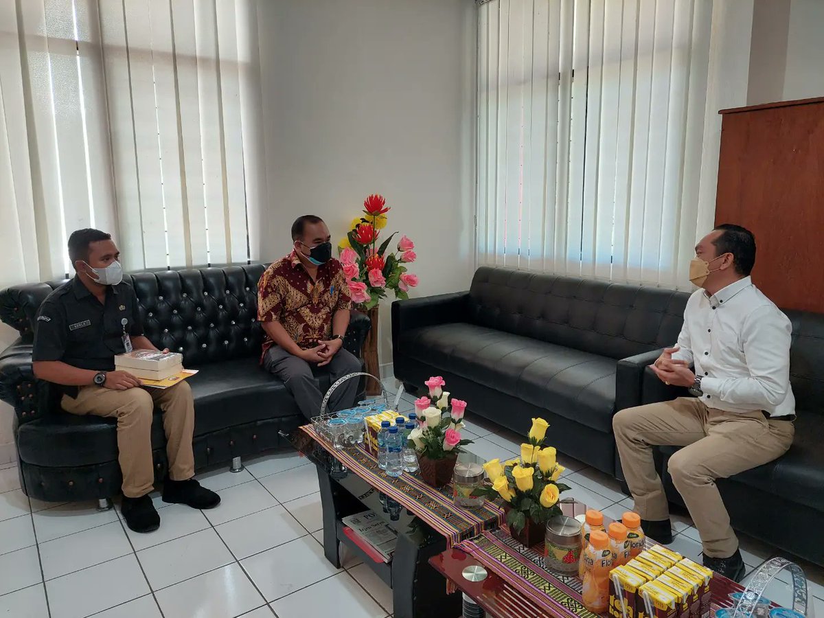 JdihKpuNtt's tweet photo. Haiii #temanjdih 
Hari ini Ketua Divisi Hukum dan Pengawasan KPU Provinsi NTT menyerahkan buku kepada Fakultas Ilmu Sosial dan Ilmu Politik dan Fakultas Hukum Universitas Nusa Cendana Kupang.
Selengkapnya di https://t.co/hnyHuj9Cur
#KPUMelayani 
#KPUNTT 
#jdihkpuprovntt https://t.co/02TyjEvclF