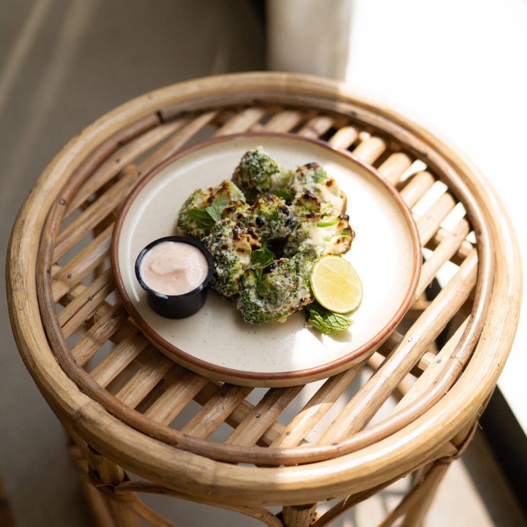 Grilled until tender, our #MalaiBroccoli is healthy and flavourful. Served with a refreshing chilli garlic yoghurt dip - you won’t be able to stop at just one! 🥦

📸: Alan Tom 

#Foodies #Health #Greens