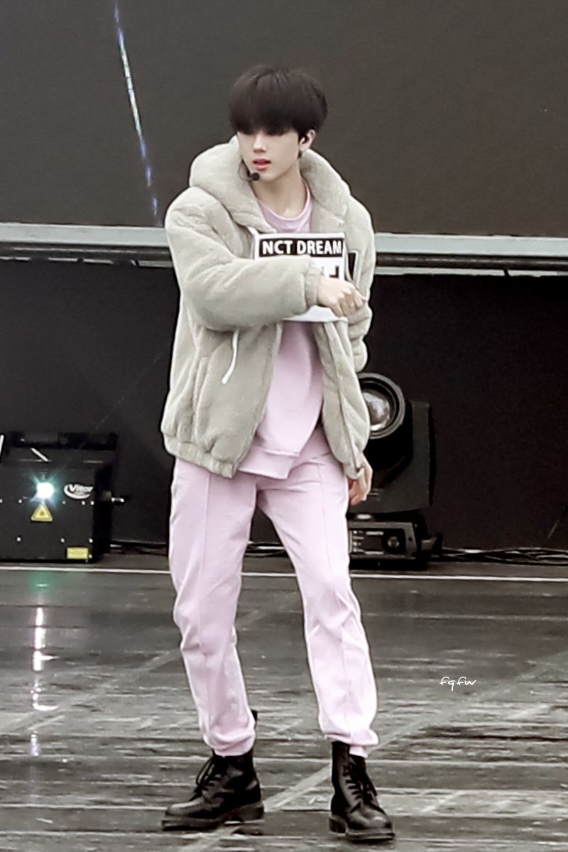 พึ่งเห็นบบจีซองบอกใส่ชุดใส้กรอกสีชมพู 55555555555555555
