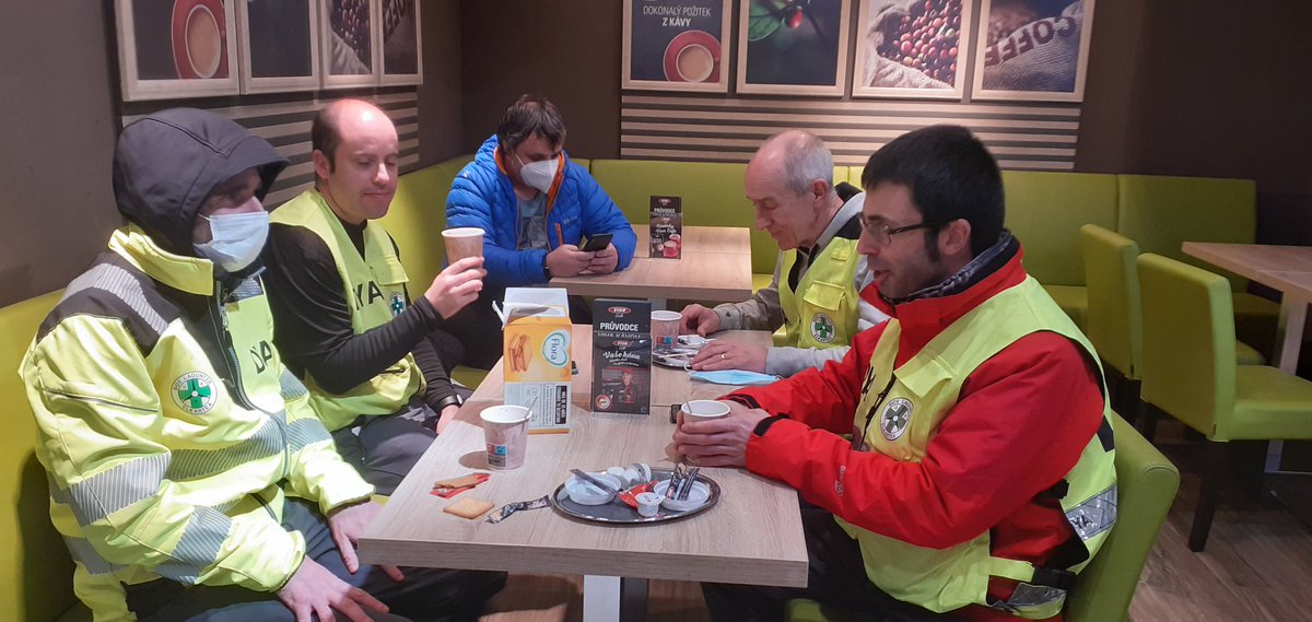 Gosaria Txekian. 570 kms. a Medyka. -3,5°C. Los conductores de DYA, unos jabatos esta noche. Nos aguardan refugiados en tres localidades. Otros aún no han atravesado la frontera. "Va a ser un día de mucha paciencia". <a href="/diariovasco/">El Diario Vasco</a> <a href="/DYAGipuzkoa/">DYA Gipuzkoa</a> #DYAucraniaDV