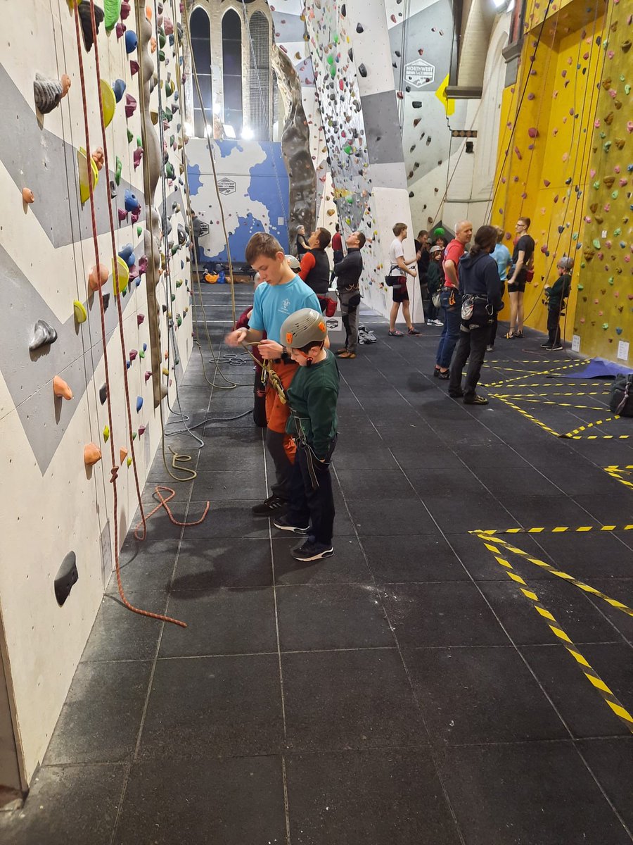10thWidnes's tweet photo. Monday night both cubs and scouts where out climbing! Scouts learning to belay and the cubs improving their climbing skills. Even invested 3 new cubs into the pack! https://t.co/D8UwZ9MMLm