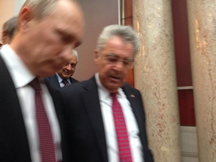 #RoterTeppichMitSchleimspur: Ich war damals dabei in der <a href="/WKOe/">Wirtschaftskammer Österreich</a>. Und diese Veranstaltung war wirklich WIDERLICH, auch aus damaliger Perspektive. Scherzen mit Putin, während seine Soldaten Zivilisten töten. <a href="/WKogler/">Werner Kogler</a> - danke für die klaren Worte!