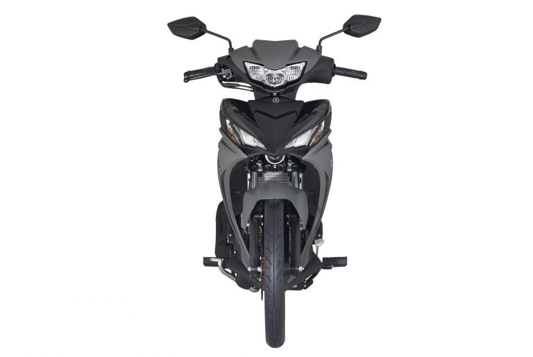 FilmyHub_'s tweet image. Featuring the new Yamaha LC135 FI ( Special Edition ) :

- also features a larger 4.6 - litre fuel tank 
- this is the Special Edition colour | Desert Storm | which comes with the Yamaha Premium Basket and having a USB port for charging electronic devices.

#Yamaha #LC135