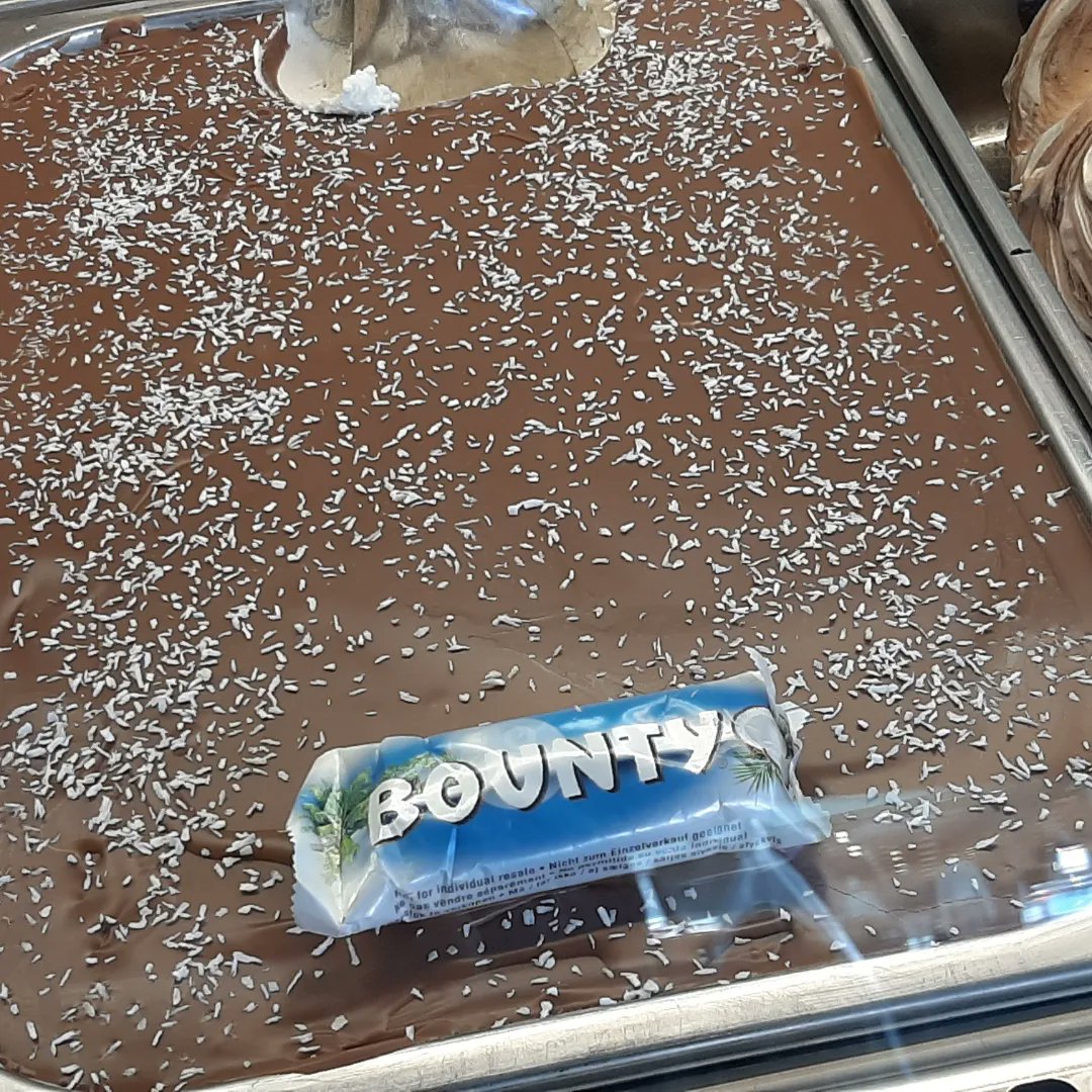 IJsMore's tweet photo. NIEUW Bounty ijs. Vanaf vandaag hebben we weer 19 soorten ijs in onze vitrine.  Ook hebben weer After Eight en watermeloen. https://t.co/ql3wHLYw5C