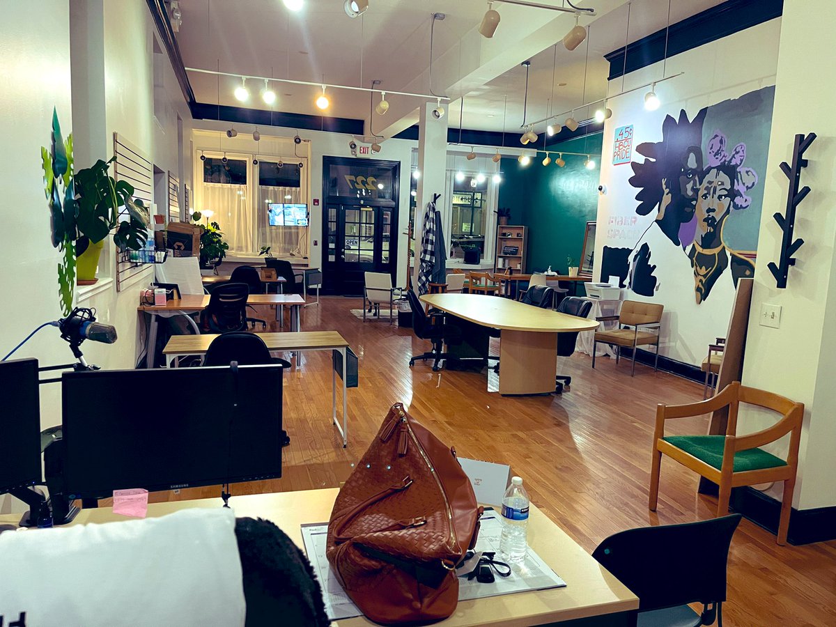 Tendin2's tweet photo. I’ve been in construction mode this week. Had to call in @RealFinePlace to help hang the tv. Damn brick wall 😡 

Got some new desks for drop ins and part time members. 

Rearranged a little before closing shop last night. 

#FiberSpace https://t.co/VSCd173oai