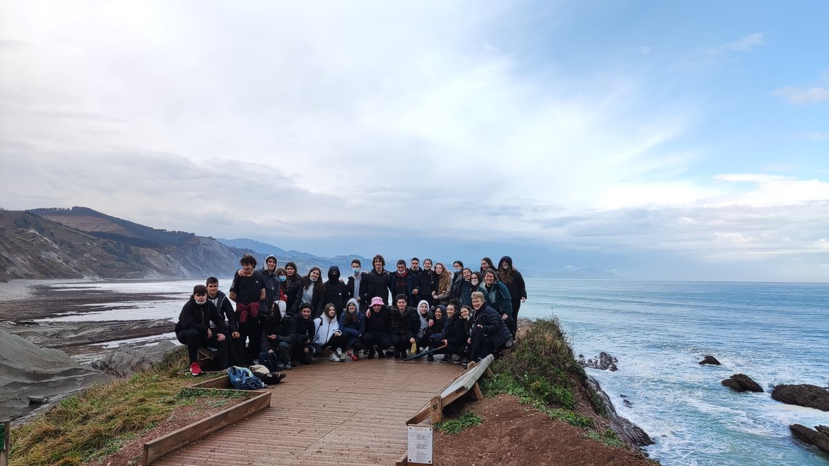 KoldoBhi's tweet photo. #errenteria #flyschzumaia #algorri 
El 2 de marzo, alumn@s de Bio-Geo de 1º de bachillerato se trasladaron a Zumaia. Allí estudiaron la explanada intermareal y el flysch. Tuvieron la oportunidad de ver diferentes seres vivos y estructuras geológicas. https://t.co/hsNFyOLAdq https://t.co/J5zCqnQmq5