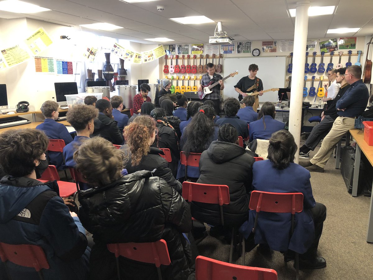 whgsmusic's tweet photo. It’s turning out to be a wonderful Wednesday! 🎸🎵🎤🎹🎶 thank you to musicians from @rncmlive #popularmusiccourse #AndyStott @United_Music1 @WilliamHulmes inspiring our future musicians! https://t.co/14CmkGLs3u