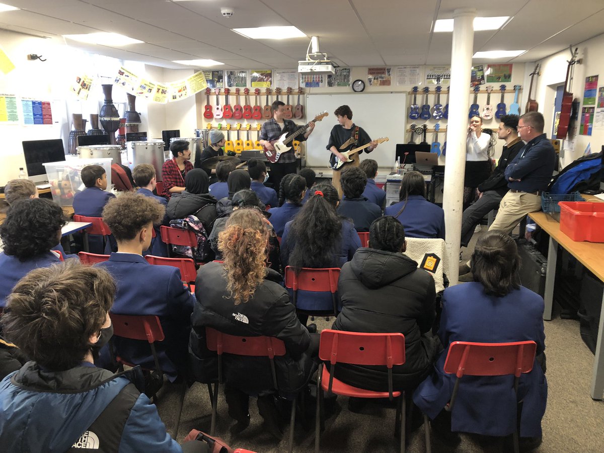 whgsmusic's tweet photo. It’s turning out to be a wonderful Wednesday! 🎸🎵🎤🎹🎶 thank you to musicians from @rncmlive #popularmusiccourse #AndyStott @United_Music1 @WilliamHulmes inspiring our future musicians! https://t.co/14CmkGLs3u