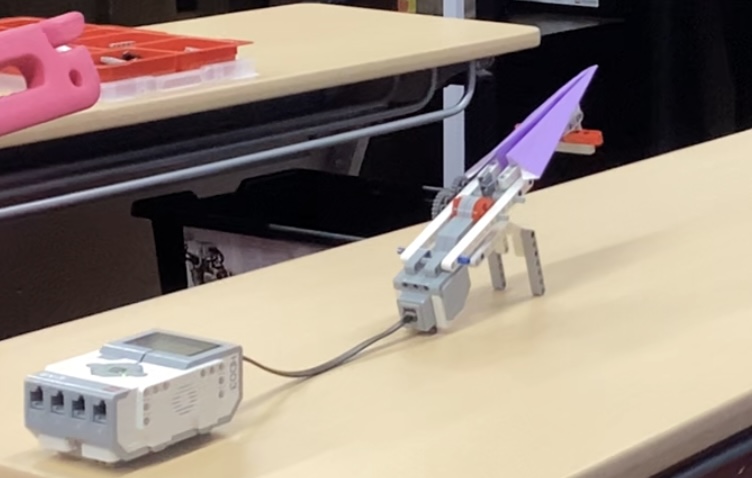 ProgLab_Hoden's tweet image. プレビギナー
\  紙ひこうきを飛ばそう  /
今週は紙ひこうき発射装置を作りました。
カウントダウンの後に飛ぶようプログラミング
されています。

「ひこうきを1つ飛ばすときは、パワーを弱めた方が
　速く飛んだ」

など、なんども微調整。
どこまで飛ぶかな～☺