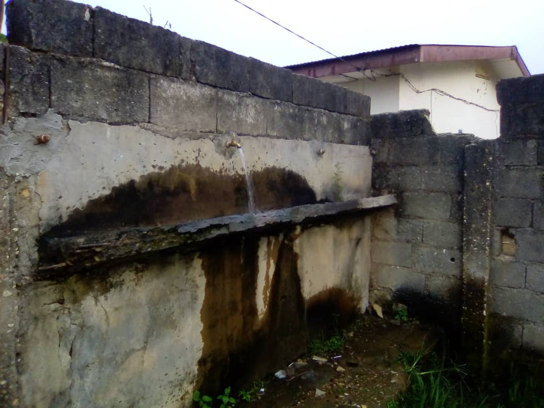 RadioCultureFm's tweet photo. Gaspillage du bien public à Eséka. Malgré la rareté de l’eau, à l’ENIEG d’Eséka on se permet encore d’en gaspiller en ne sécurisant pas les Robinets.

Suivez-nous sur @RadioCultureFM 

#Eau #Distribution #Robinets #ENIEG #Eséka #NyongEtKellé https://t.co/mGaD3cx3zW