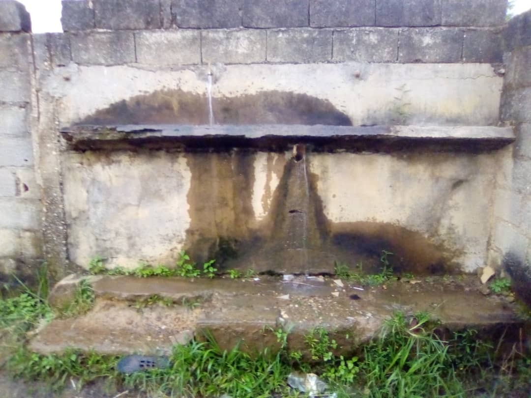 RadioCultureFm's tweet photo. Gaspillage du bien public à Eséka. Malgré la rareté de l’eau, à l’ENIEG d’Eséka on se permet encore d’en gaspiller en ne sécurisant pas les Robinets.

Suivez-nous sur @RadioCultureFM 

#Eau #Distribution #Robinets #ENIEG #Eséka #NyongEtKellé https://t.co/mGaD3cx3zW