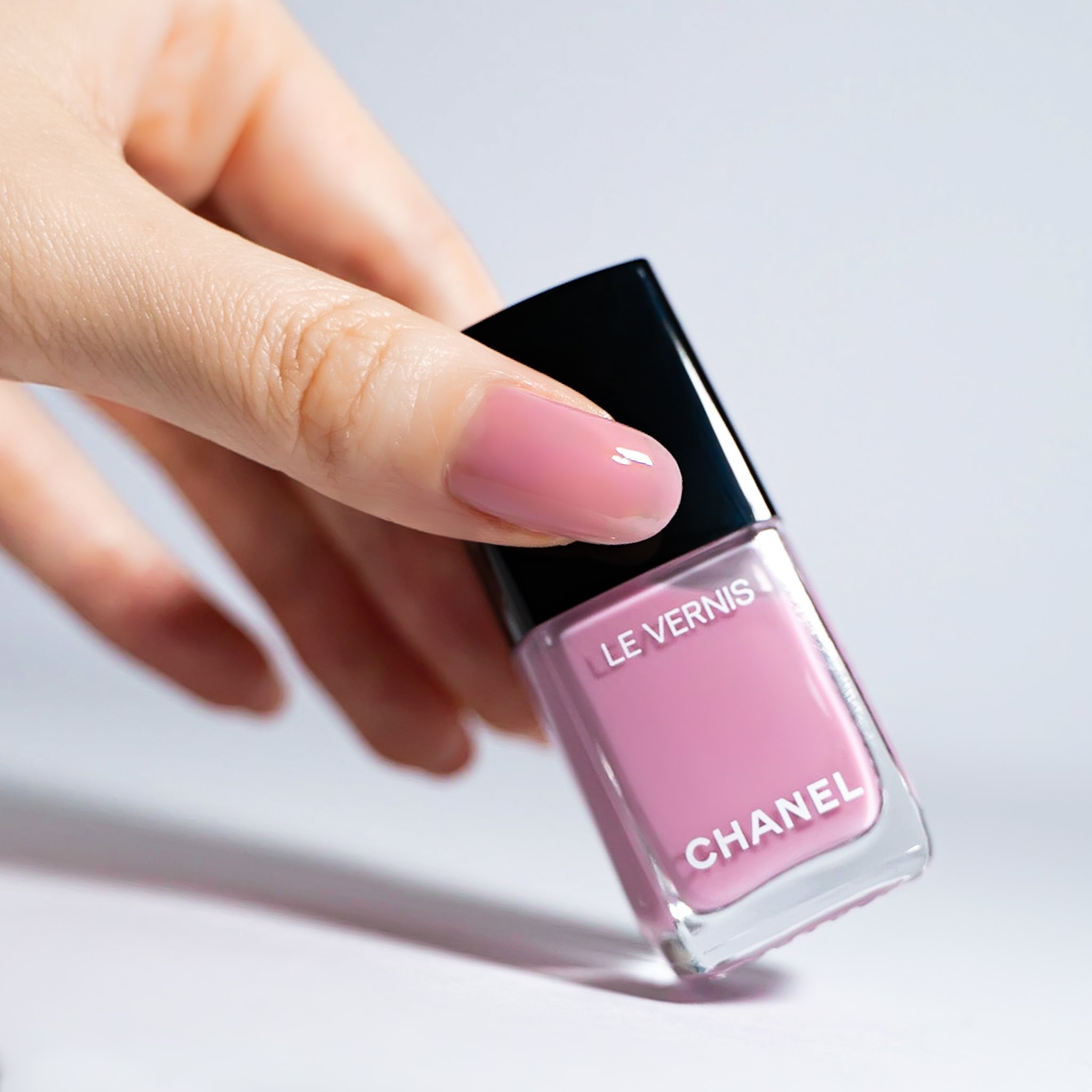 おいも ピンク系でこんなに儚げなネイルは初めてかも シャネル ヴェルニ ロング トゥニュ 921 エヴァネッセンス 儚さという意味のエヴァネッセンス 可憐な中にどこか弱さを感じるピンクが素敵 明るい色は肌から浮きがちだけど 透け感とひと匙のくすみ