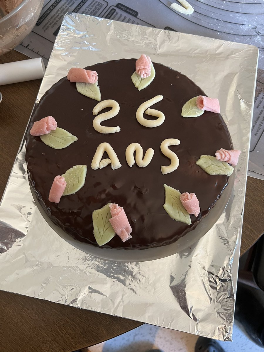 C’est peut être pas le gâteau le plus beau et les roses sont raté mais savoir que ma mère aveugle a pris le temps de le préparer ça le rend le plus beau du monde 🙏❤️