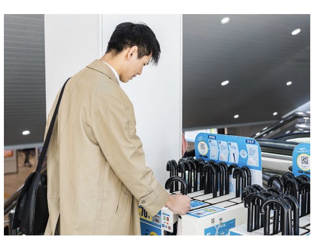 TAudio2earth's tweet photo. 【傘シェアリングサービス #iKasa】
突然の雨 100円-300円の使い捨て傘を買う人が多く日本の傘の年間消費量は1億本
#アイカサ はLINEとクレジット決済を使ったIoTにより返却率100% 提携店へのリベニューシェアも普及の1つの要因 #商品・サービスから学ぶ #SDGs
https://t.co/46YAzbRpSy https://t.co/laaEgOzgFd
