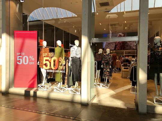 scanliteltd's tweet photo. Is your window display missing something? 👀
#Digital #signage gives that fresh and #modern finish. Finalise your display with a screen that shows your latest products, advertisements, and offers. 🛍️ The size is your choice and we are happy to make #bespoke pieces. https://t.co/ttzFKlqlrD