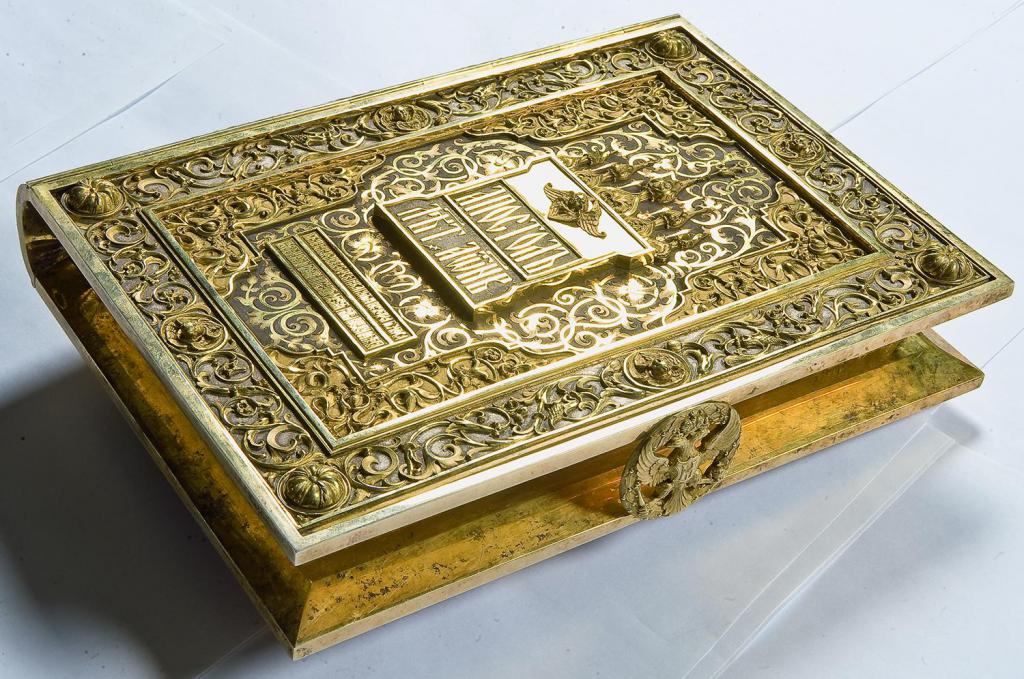 9 марта 1564 г. по указу Ивана Грозного в Москве издана первая печатная русская книга "Апостол".