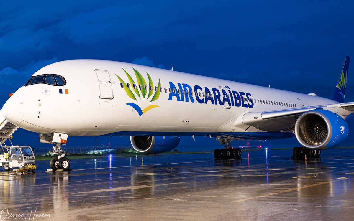OlivierHoarau's tweet photo. 🇫🇷 Yesterday we have welcomed for the first time #FHMIL ! One of the 3 #Airbus #A3501000 of @aircaraibes 🤩 Hope to see you again here at #LaReunion 👋✈️
#AvGeek #airbus #a350 #a35k #aircaraibes #reunionisland https://t.co/zlbqdkVLnU
