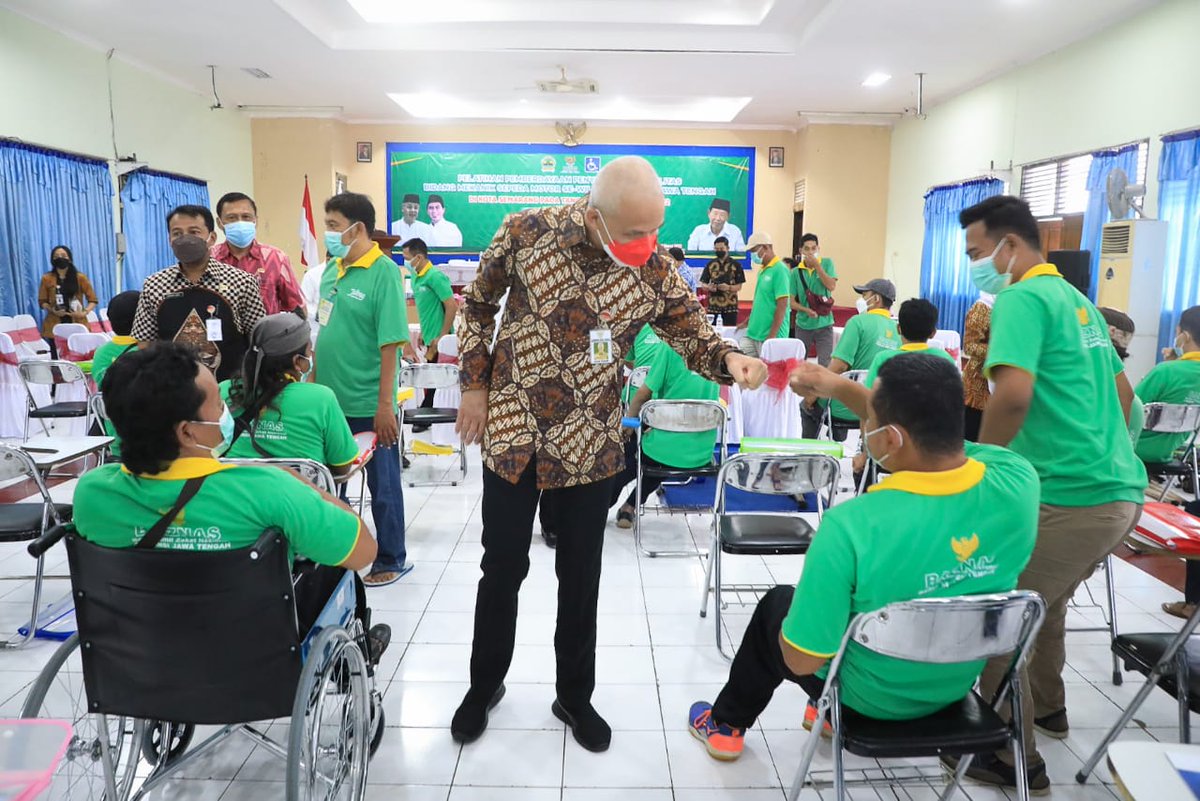 ESDMJateng's tweet photo. Maksimalkan Potensi Kewirausahaan Penyandang Disabilitas. Gubernur Jawa Tengah @ganjarpranowo mengacungi jempol kolaborasi Baznas Jateng &amp; SMK N Jateng membuat pelatihan skill bagi penyandang disabilitas, berharap dengan ini penyandang disabilitas bisa mandiri &amp; jadi enterpreneur https://t.co/jZPtEHFwss