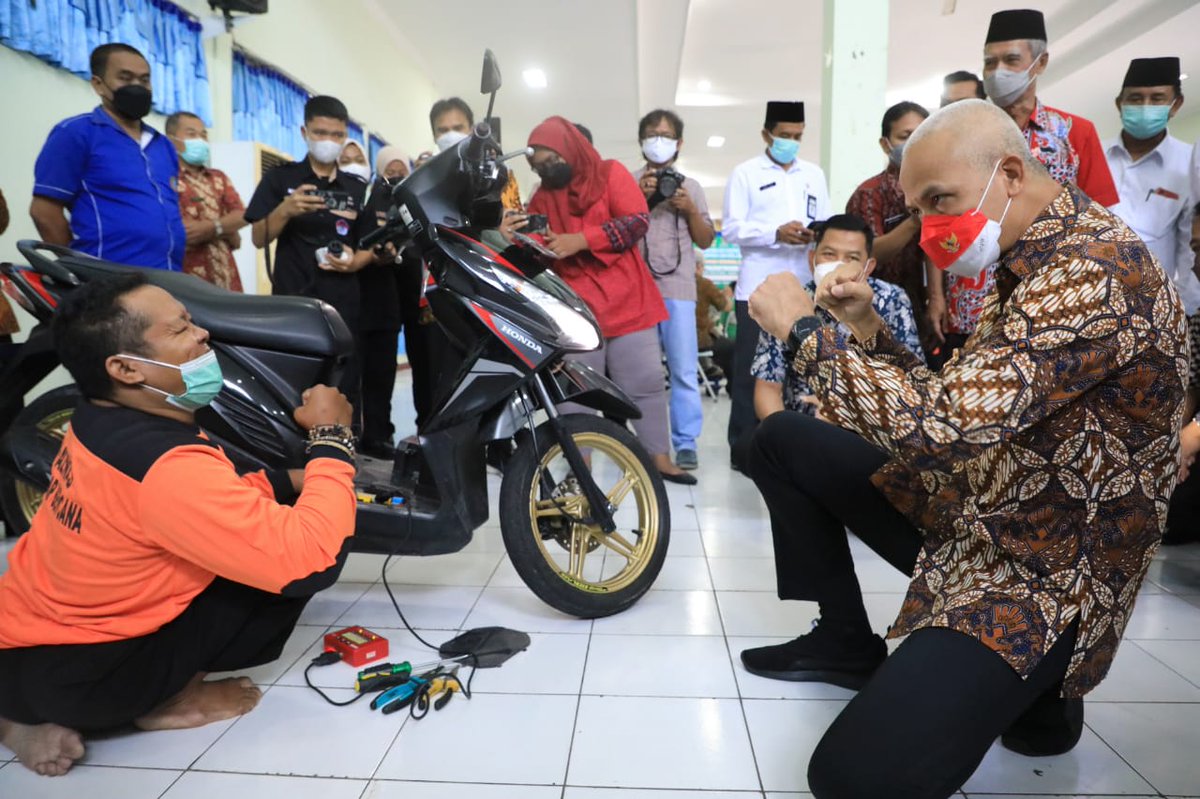 ESDMJateng's tweet photo. Maksimalkan Potensi Kewirausahaan Penyandang Disabilitas. Gubernur Jawa Tengah @ganjarpranowo mengacungi jempol kolaborasi Baznas Jateng &amp; SMK N Jateng membuat pelatihan skill bagi penyandang disabilitas, berharap dengan ini penyandang disabilitas bisa mandiri &amp; jadi enterpreneur https://t.co/jZPtEHFwss
