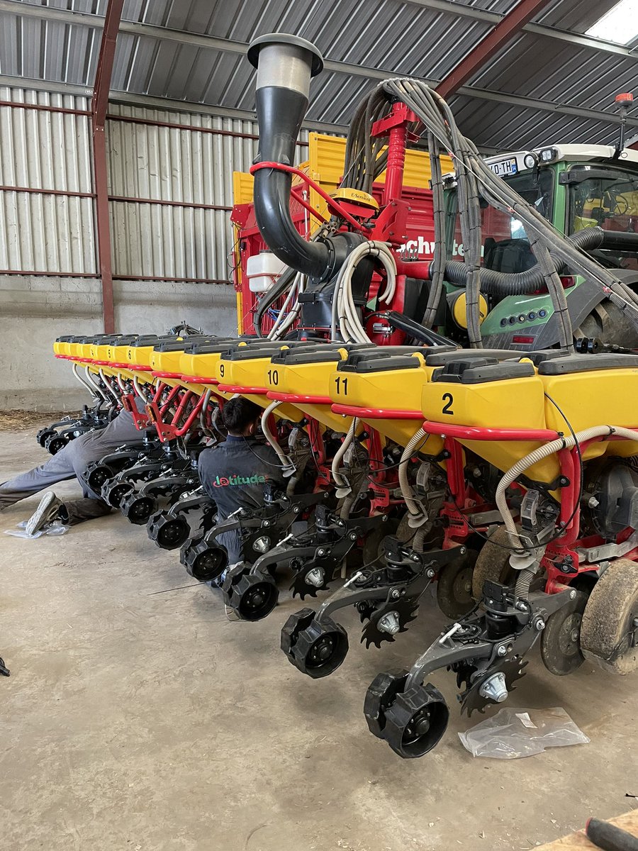 Ça y est, les montages reprennent pour bientôt laisser place à la saison de semis 🔧🌽 🌻#Furrowforce <a href="/PrecisionPlant/">Precision Planting</a> <a href="/marcbilliat/">Marc</a> <a href="/_AlexisArnould_/">Alexis Arnould</a> @PrecisionBenoit <a href="/LatitudeGroupe/">Latitude GPS</a>